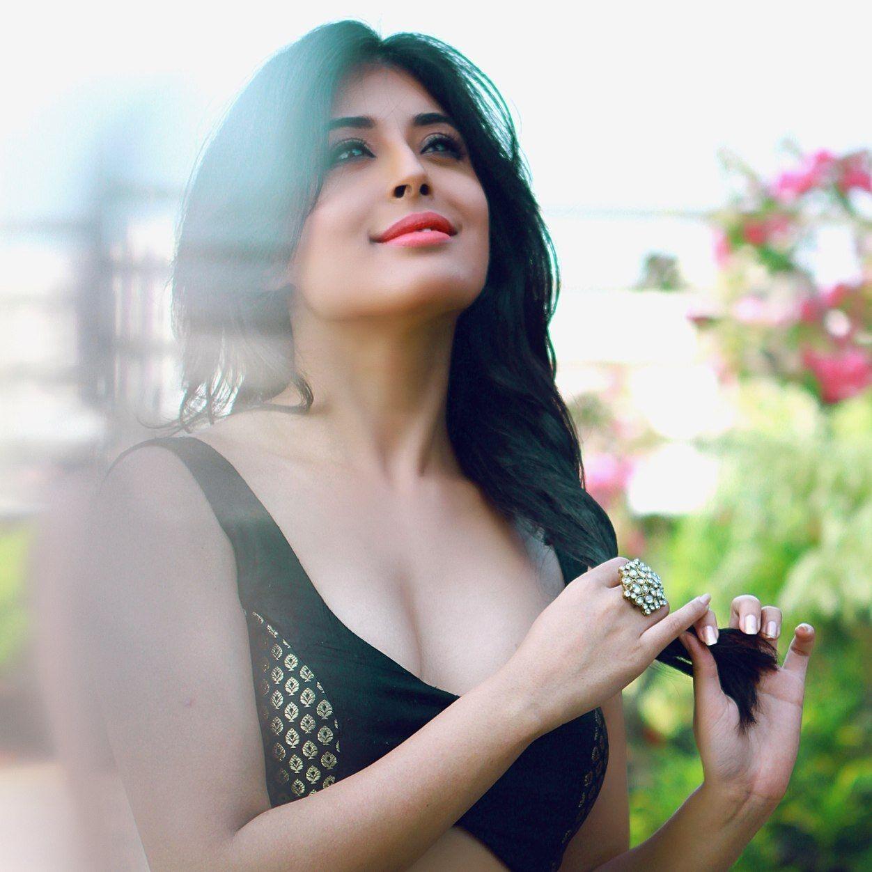 Indian Television Actress Kritika Kamra Latest Unseen Photo Stills