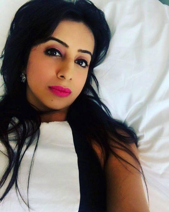 Indian model Sanjjanaa Galrani Latest Stills