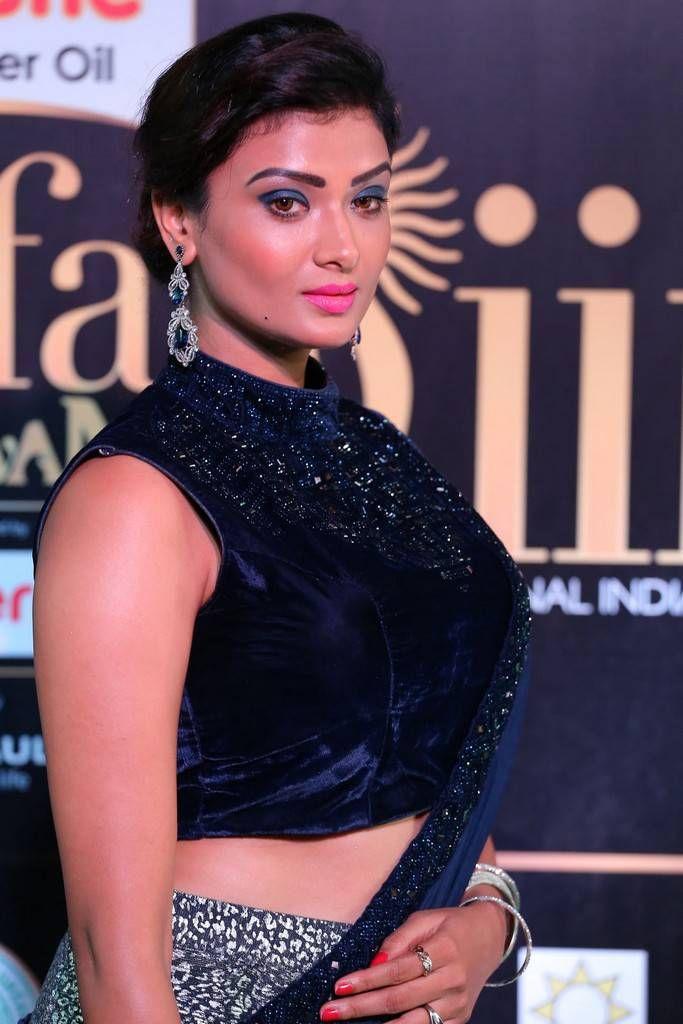 Ishita Vyas Stills At IIFA Awards 2017