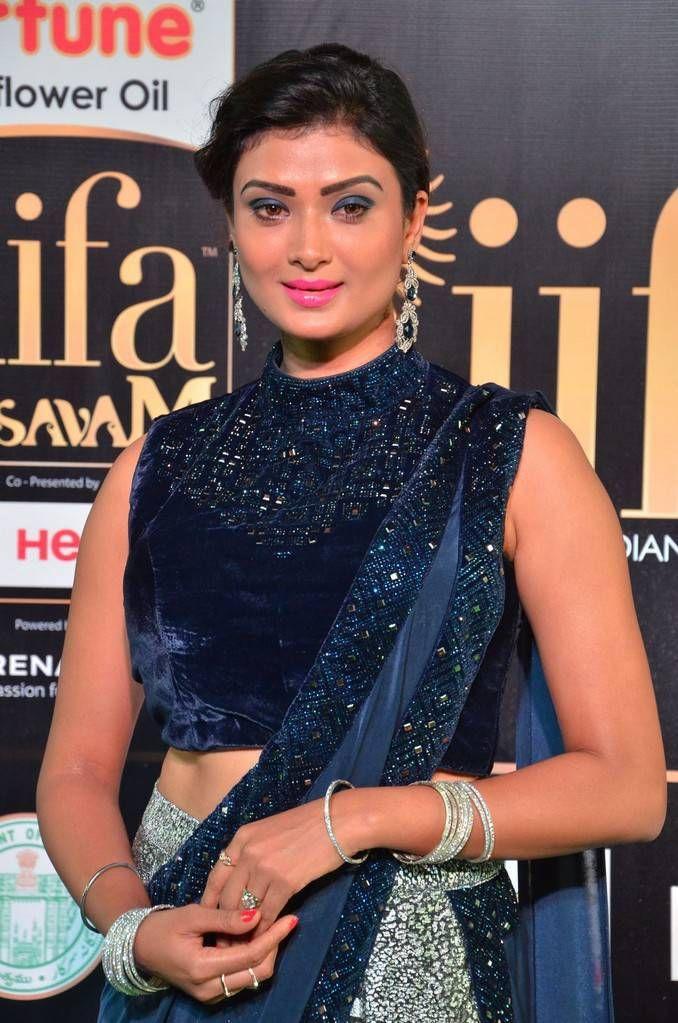 Ishita Vyas Stills At IIFA Awards 2017