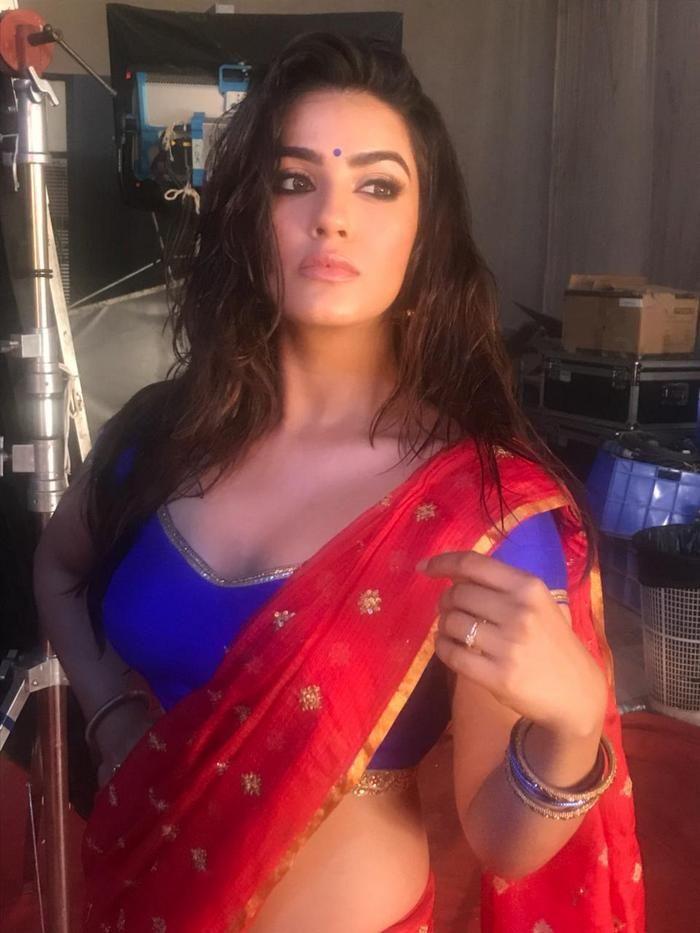 Kavya Thapar Recent Pics