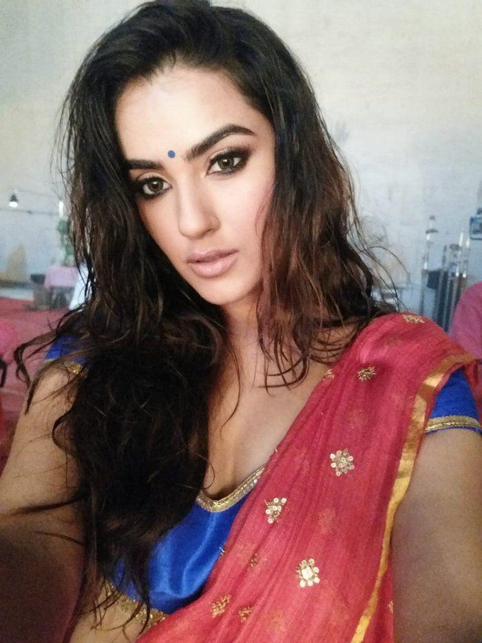 Kavya Thapar Recent Pics