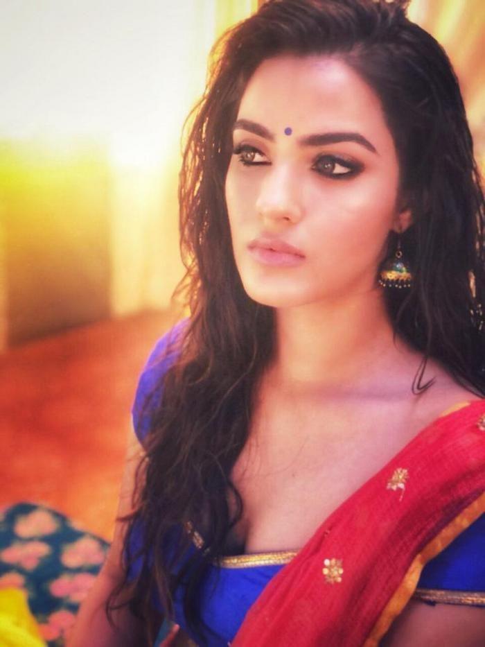 Kavya Thapar Recent Pics