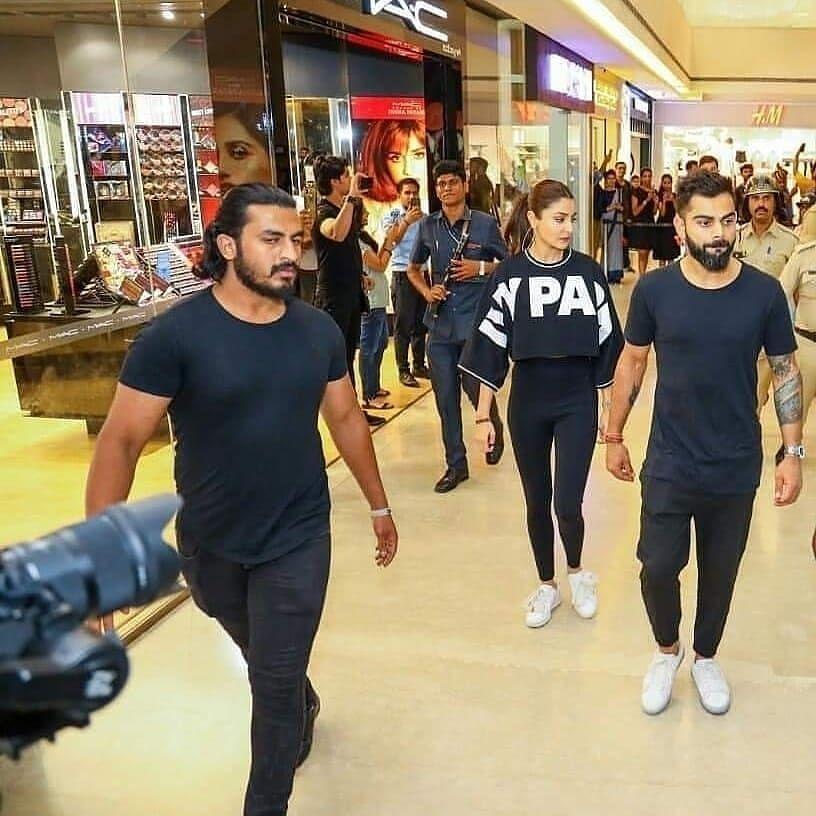 Kohli and Anushka doing shopping at Bengaluru