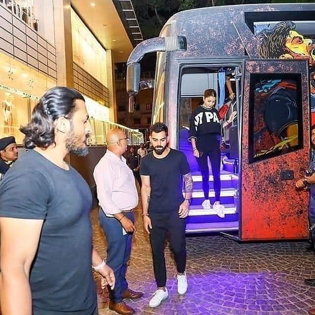 Kohli and Anushka doing shopping at Bengaluru