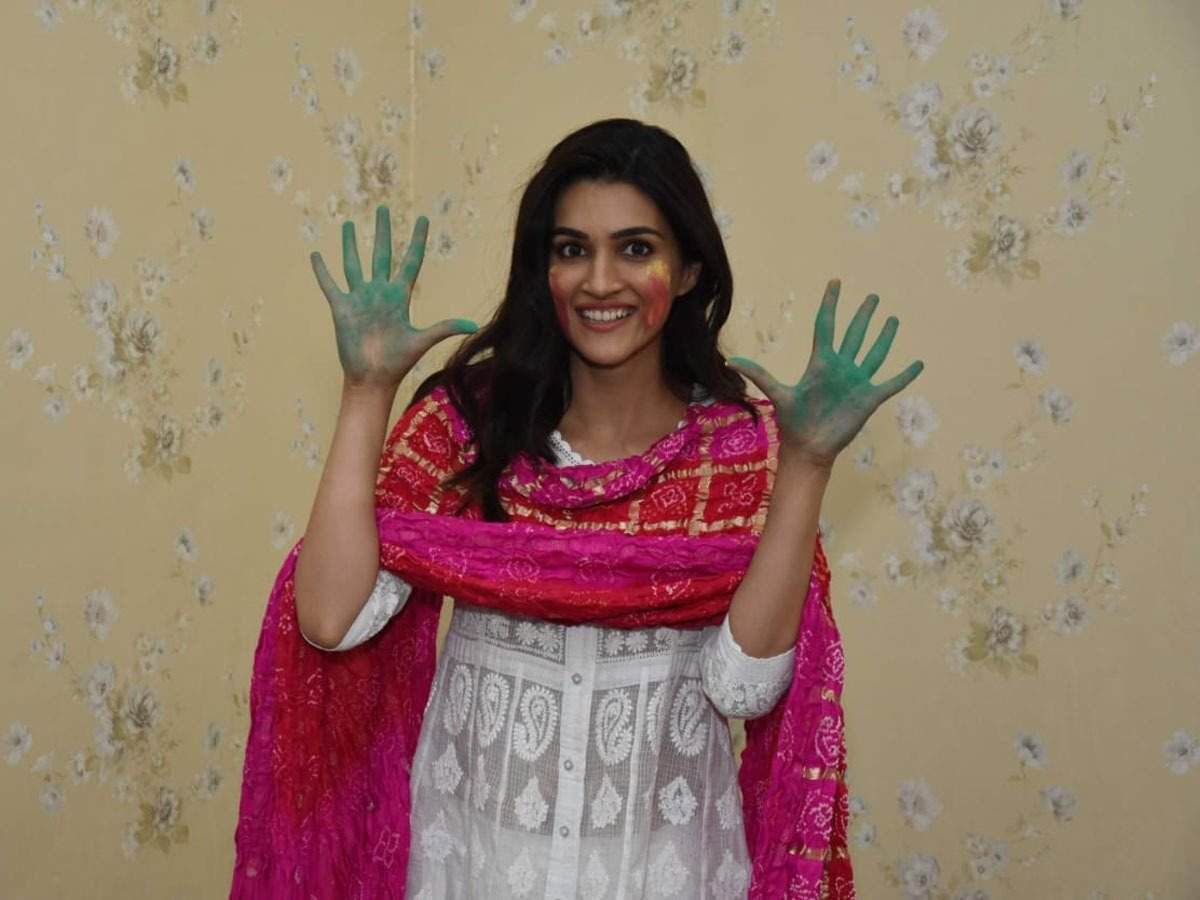 Kriti Sanon Celebrating Holi Photos