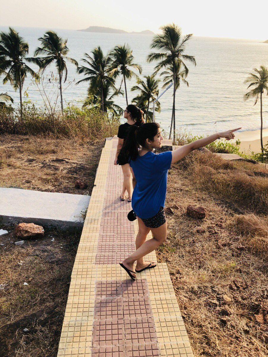 Latest Clicks of Beautiful Anchor Rashmi Gautam