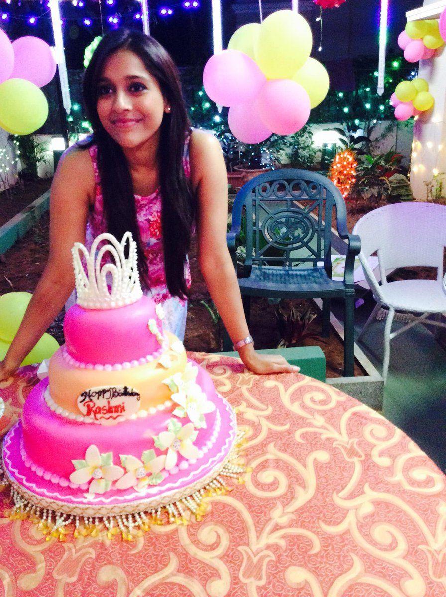 Latest Clicks of Beautiful Anchor Rashmi Gautam