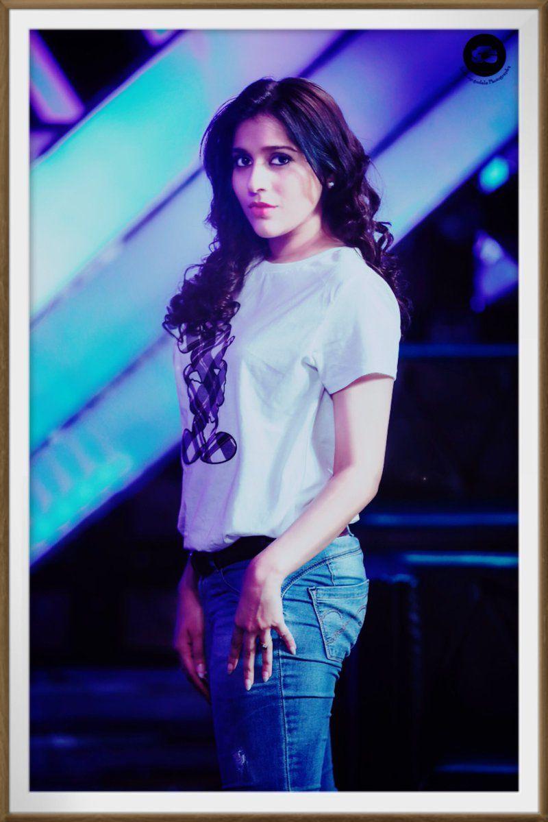 Latest Clicks of Beautiful Anchor Rashmi Gautam