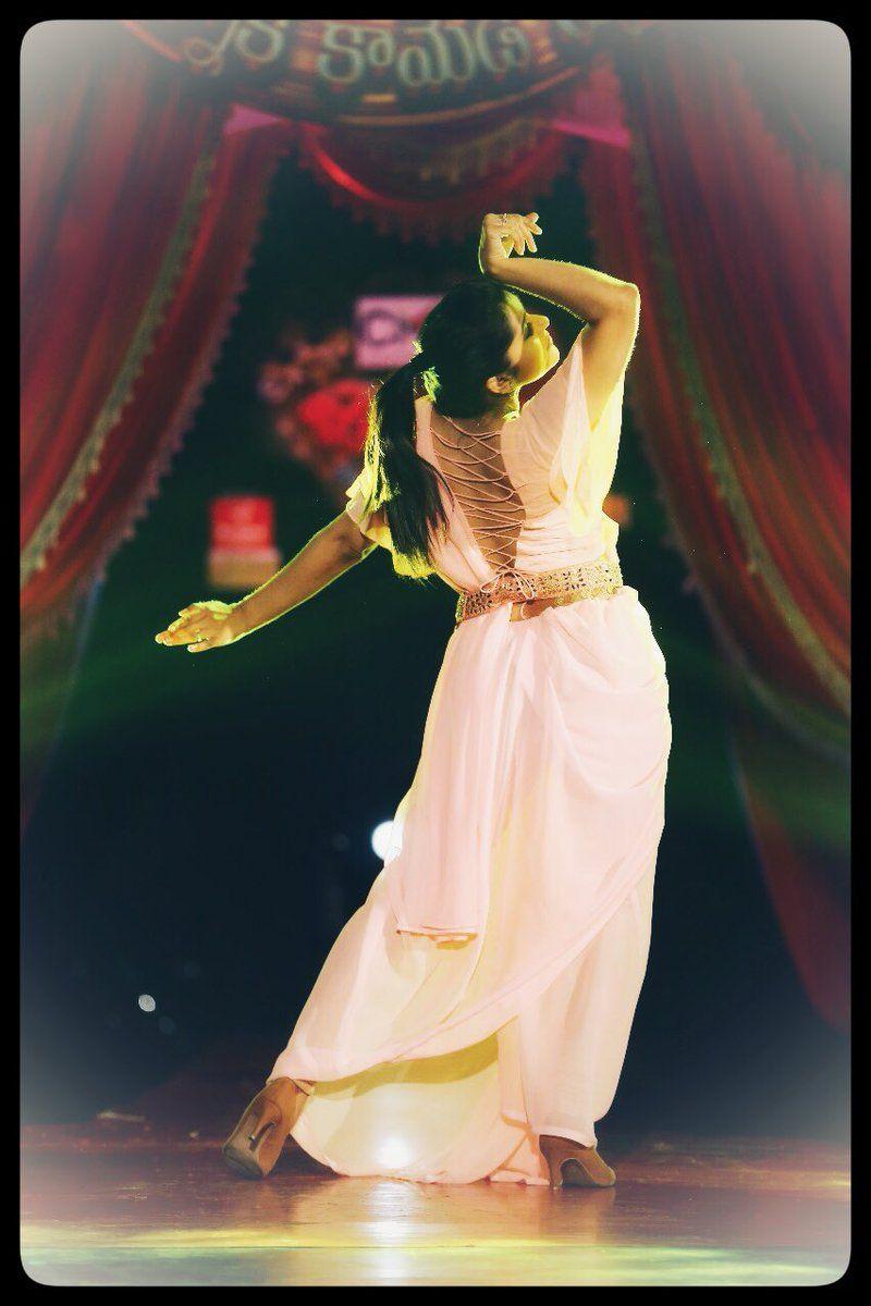 Latest Clicks of Beautiful Anchor Rashmi Gautam