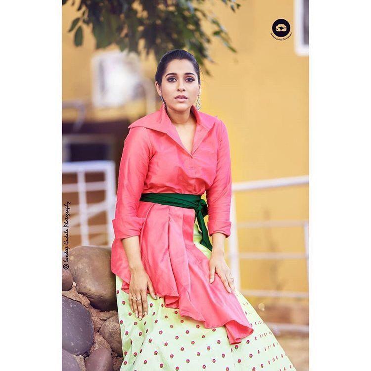 Latest Clicks of Gorgeous Anchor Rashmi Gautam