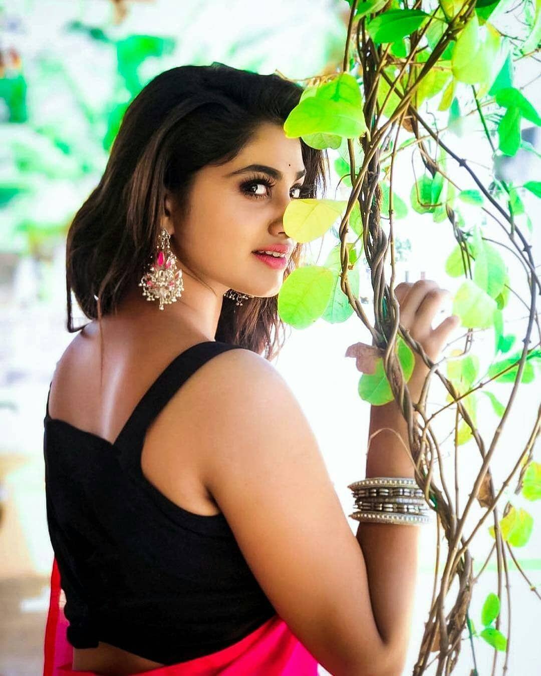 Latest clicks of Tamil Model cum Actress Shivani Narayanan
