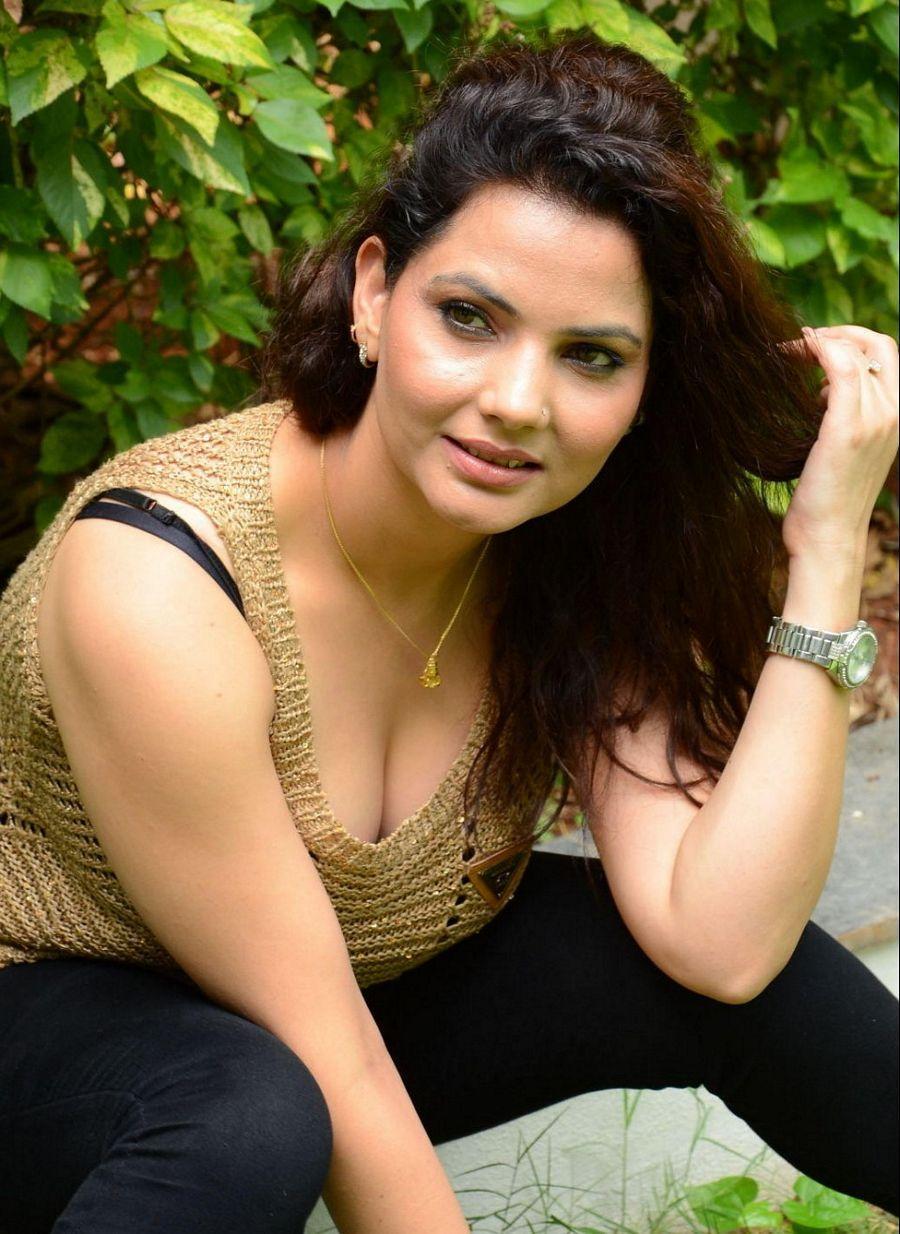 Madhavi sharma Hot Pics