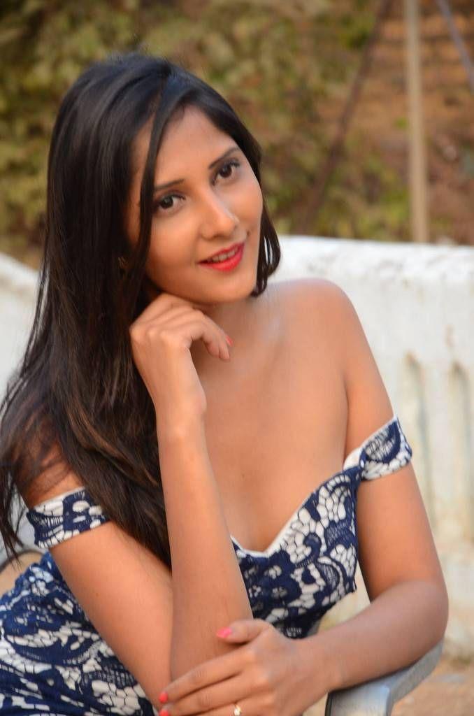 Mahima Kothari Stills At Nenu Kidnap Ayyanu Movie Press Meet