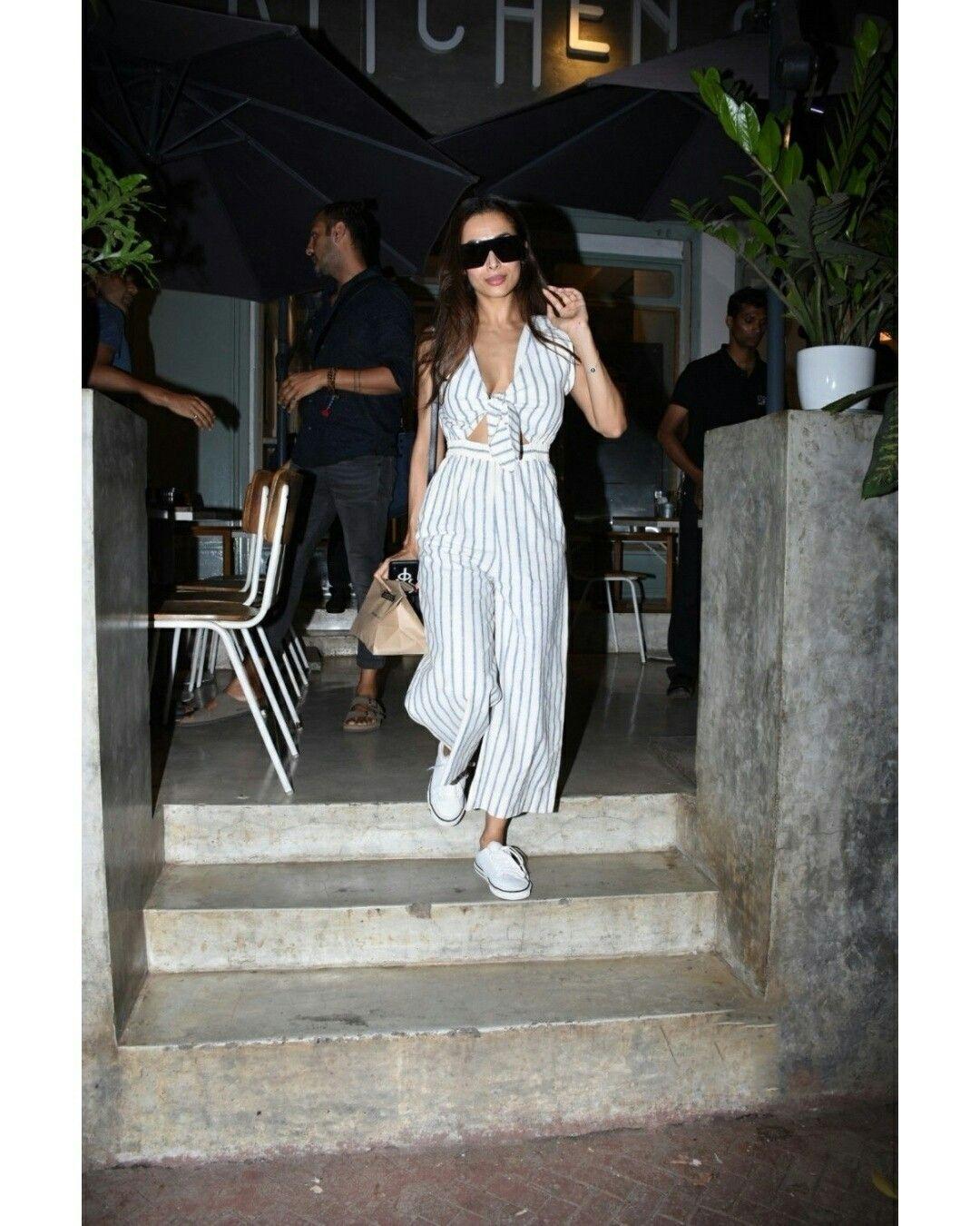 Malaika Arora caught by Paparazzi as she was walking out of Arjun Kapoors home