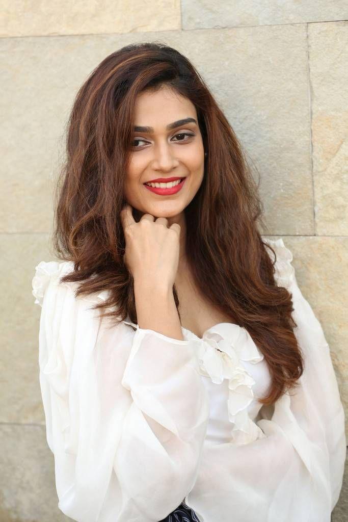 Malli Raava Actress Akanksha Singh Latest Hot Photos