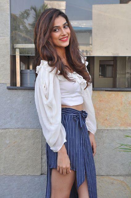 Malli Raava Actress Akanksha Singh Latest Hot Photos