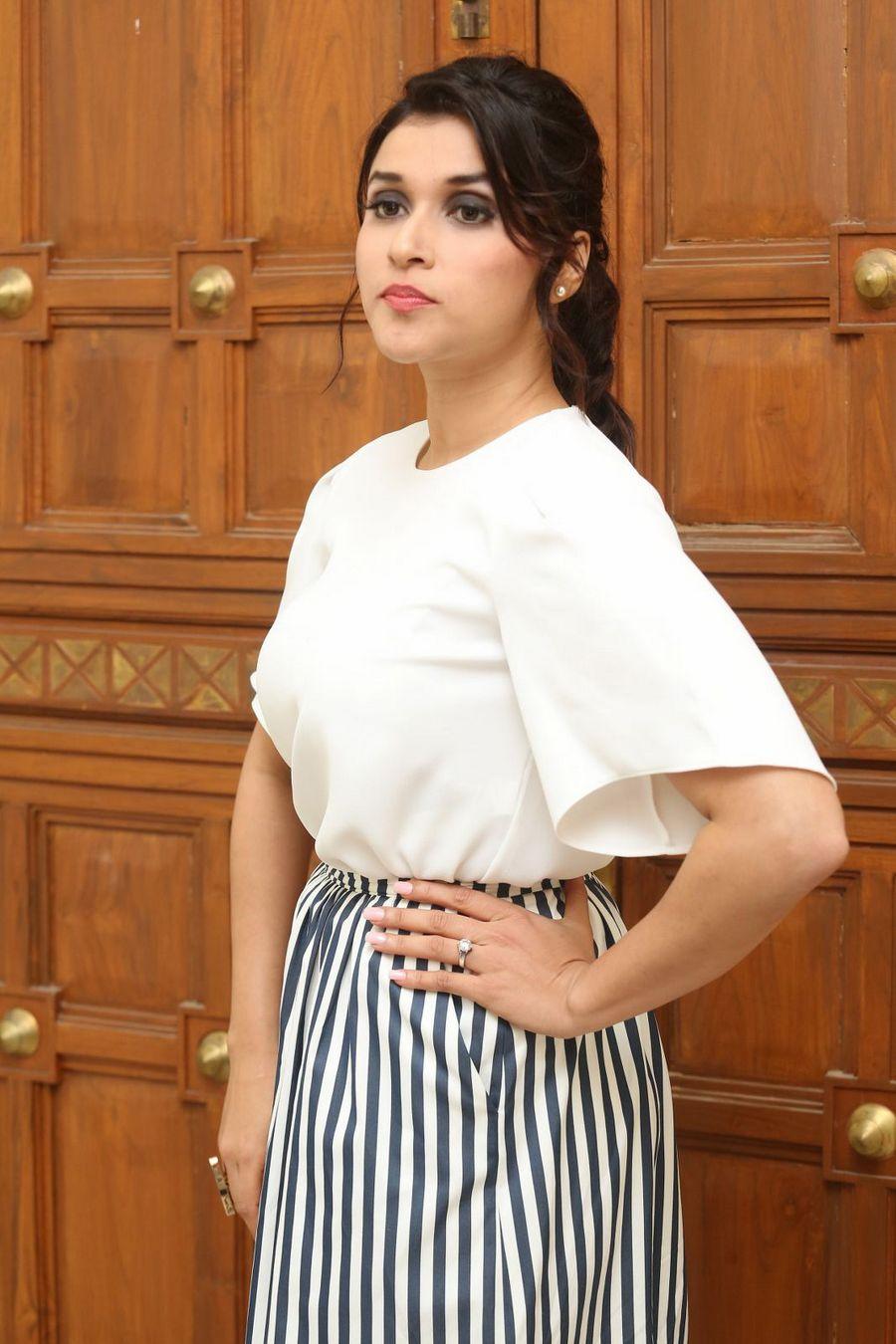 Manara Chopara Sexy Photos