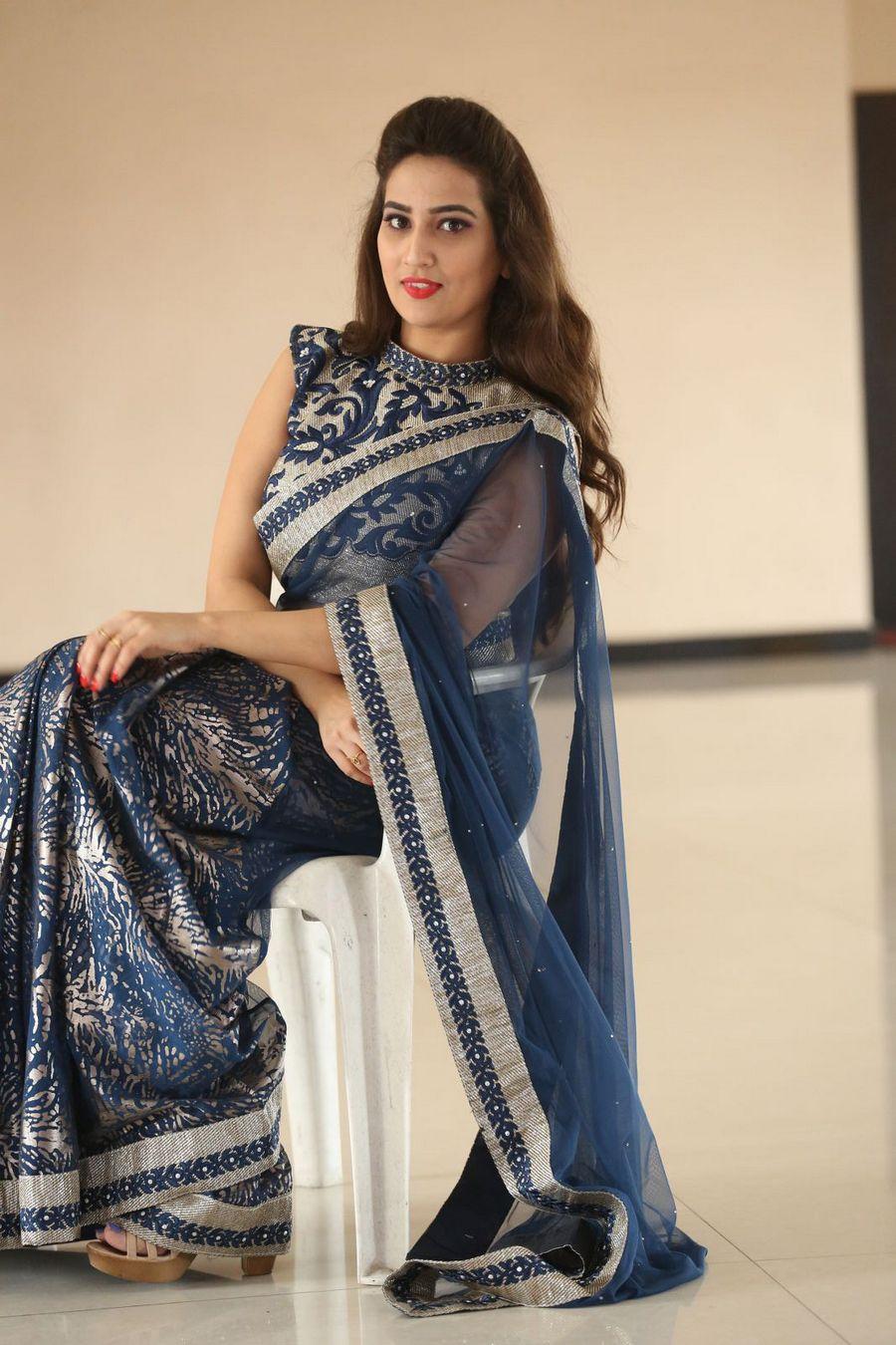 Manjusha Sexy Saree Pics