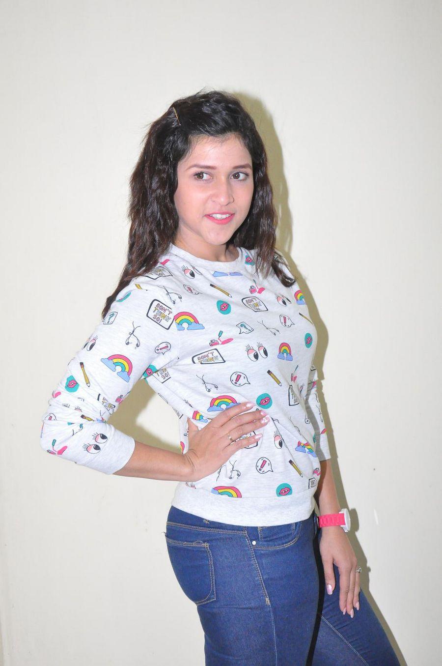  Mannara Chopra Beautiful Images