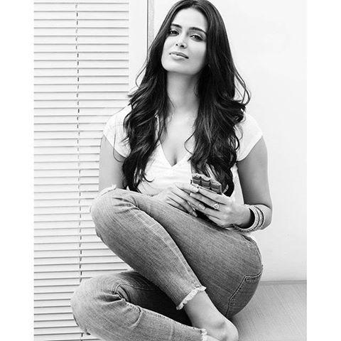 Meenakshi Dixit Spicy Pics