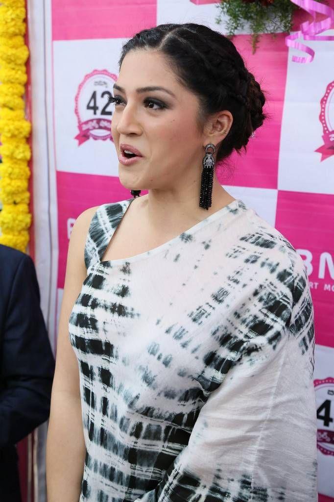 Mehreen Kaur Stills At B New Mobile Store Launch In Hindupur