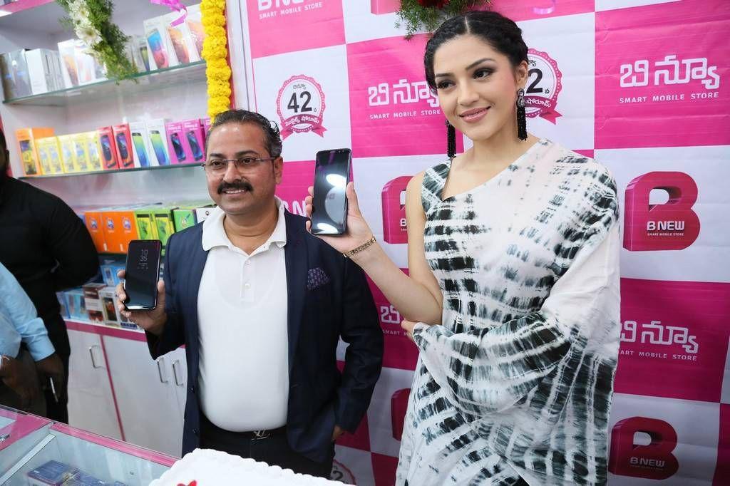 Mehreen Kaur Stills At B New Mobile Store Launch In Hindupur