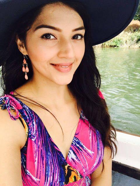 Mehreen Pirzada Beautiful HD Facebook Images