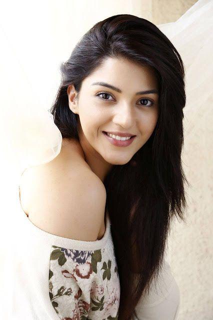 Mehreen Pirzada Beautiful HD Facebook Images