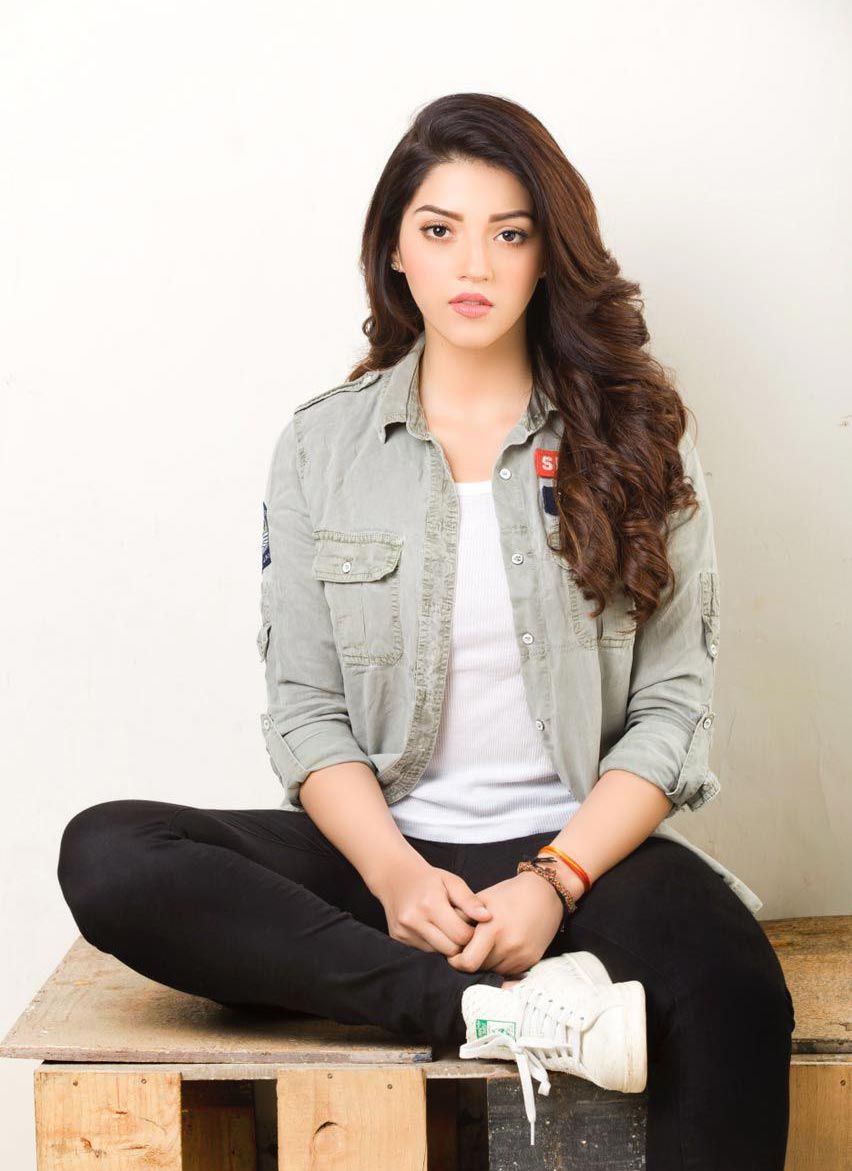 Mehreen Pirzada New Wallpapers