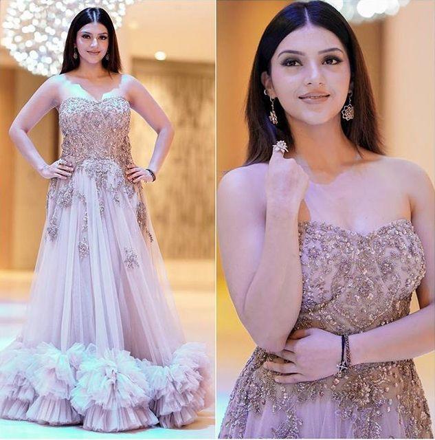Mehreen looks magical at Zee Golden Awards 2017