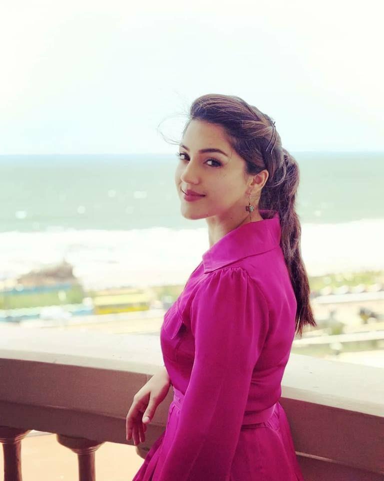 Mehrene Kaur Pirzada mesmerizes with her smile and elegance!