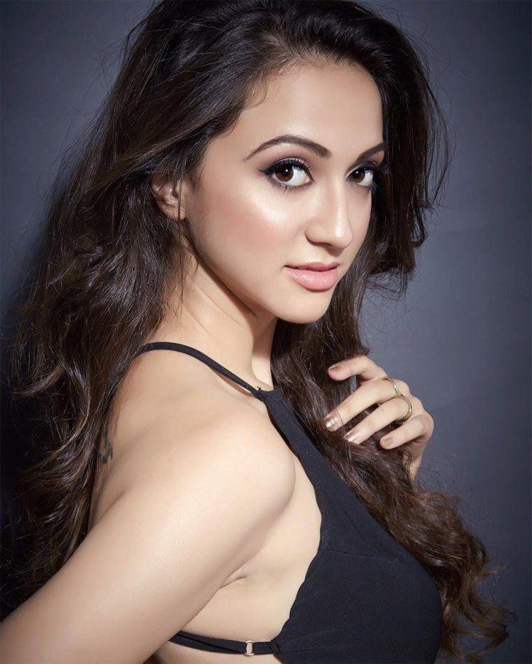 Mumbai based stunning fashion model Hira Ashar Latest Photo Stills