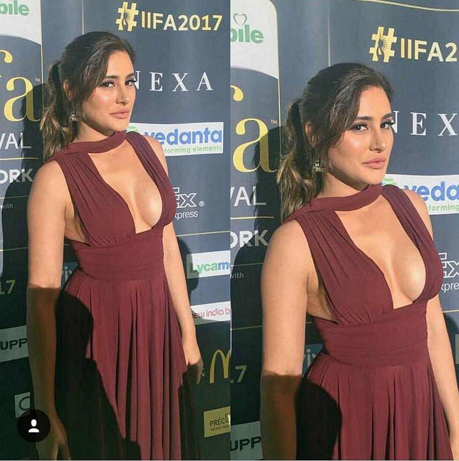 Nargis Fakhri hot show at IIFA Awards