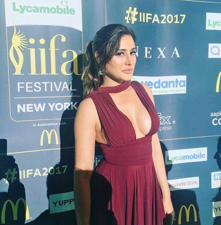 Nargis Fakhri hot show at IIFA Awards