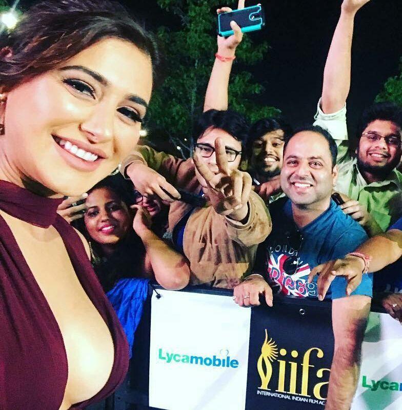 Nargis Fakhri hot show at IIFA Awards