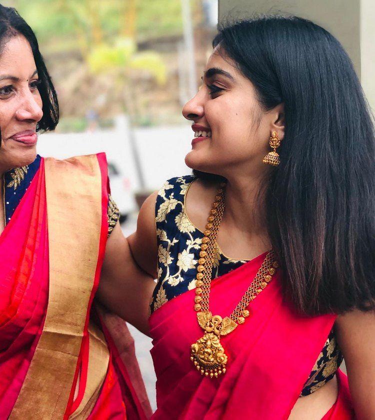 Nivetha Thomas in Saree with her family