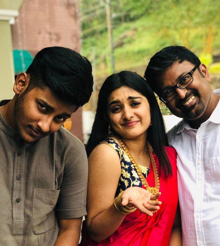 Nivetha Thomas in Saree with her family