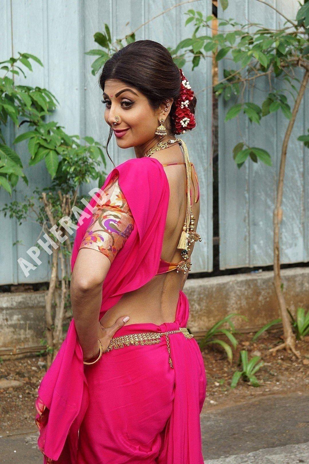 Old Actress showing her Slim Waist in Saree Photos