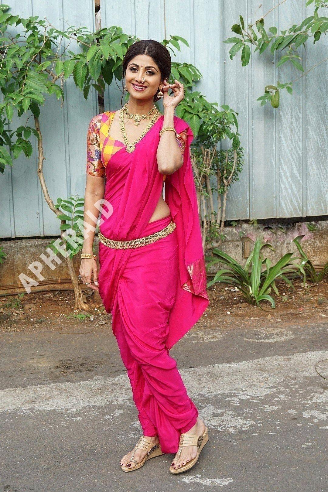 Old Actress showing her Slim Waist in Saree Photos