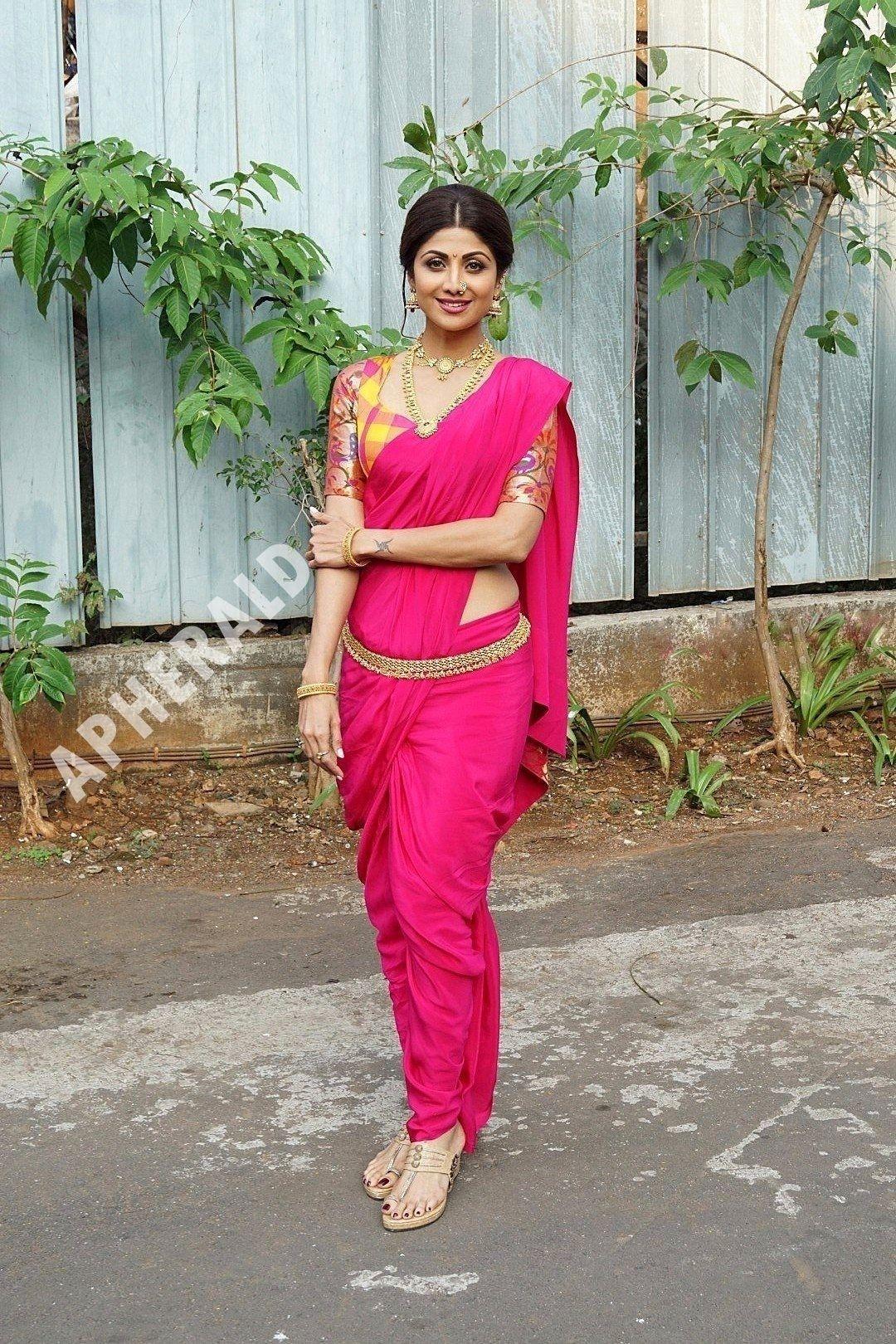 Old Actress showing her Slim Waist in Saree Photos