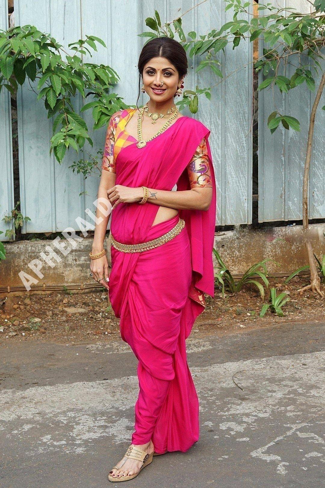 Old Actress showing her Slim Waist in Saree Photos