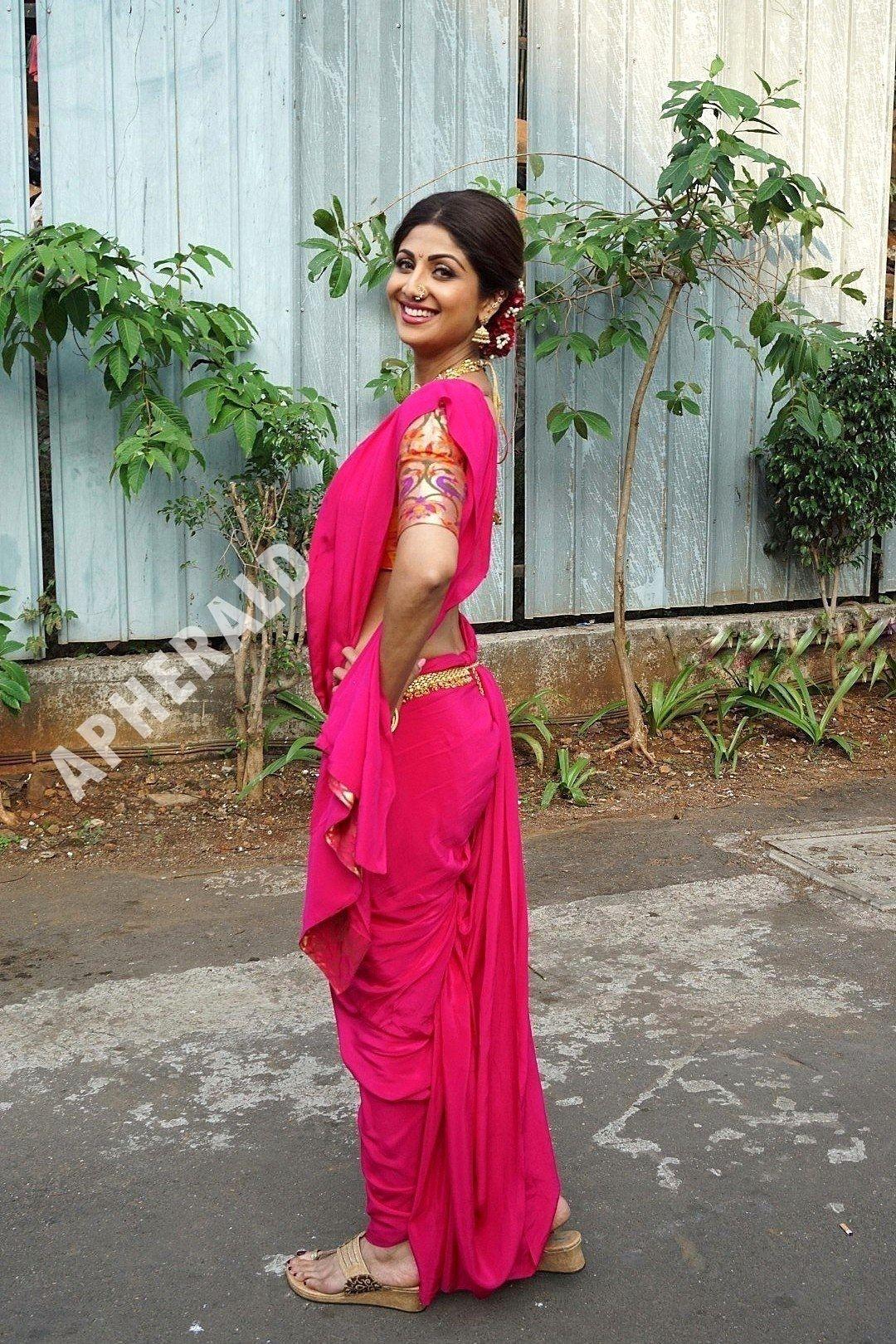 Old Actress showing her Slim Waist in Saree Photos