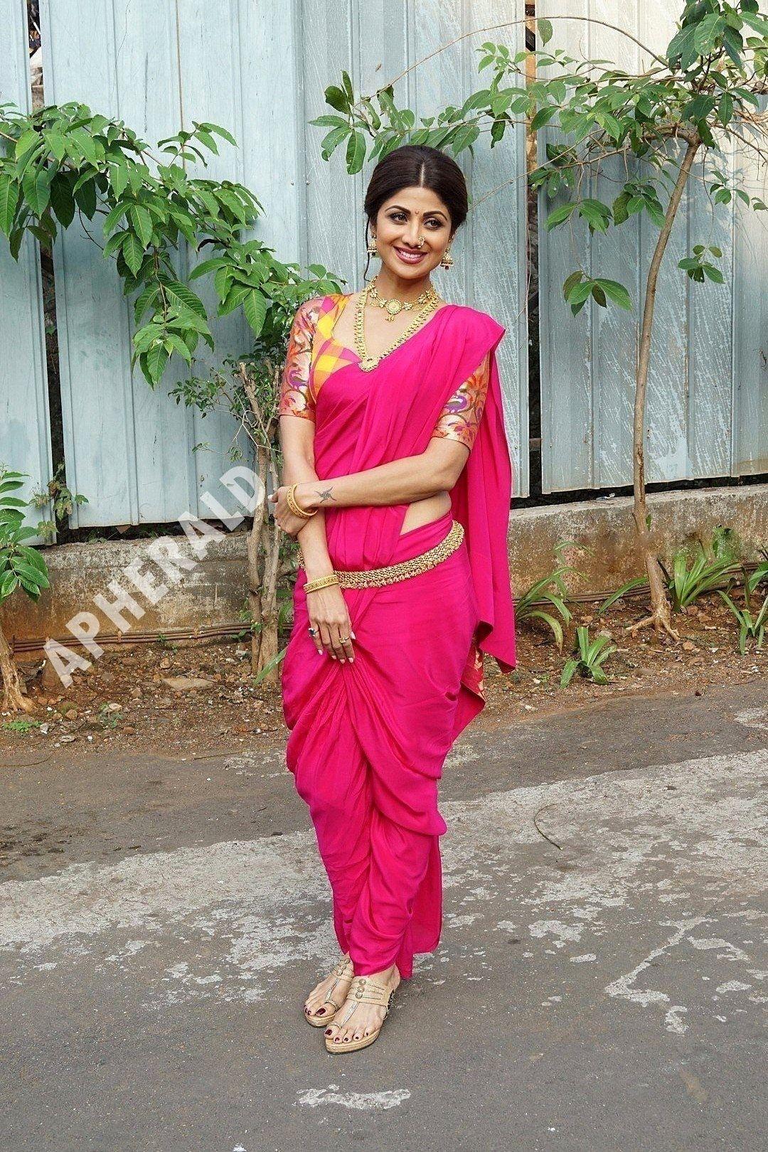 Old Actress showing her Slim Waist in Saree Photos