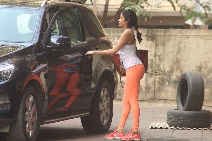 PHOTOS: Janhvi Kapoor snapped post leaving the gym