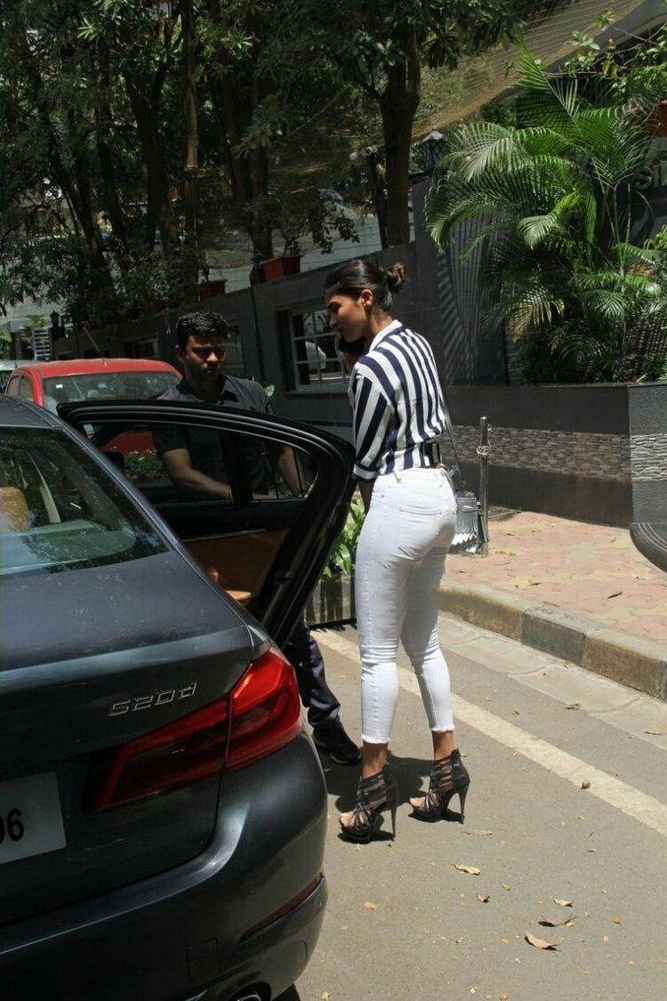 Pooja Hegde caught by Paparazzi before entering the car outside her home