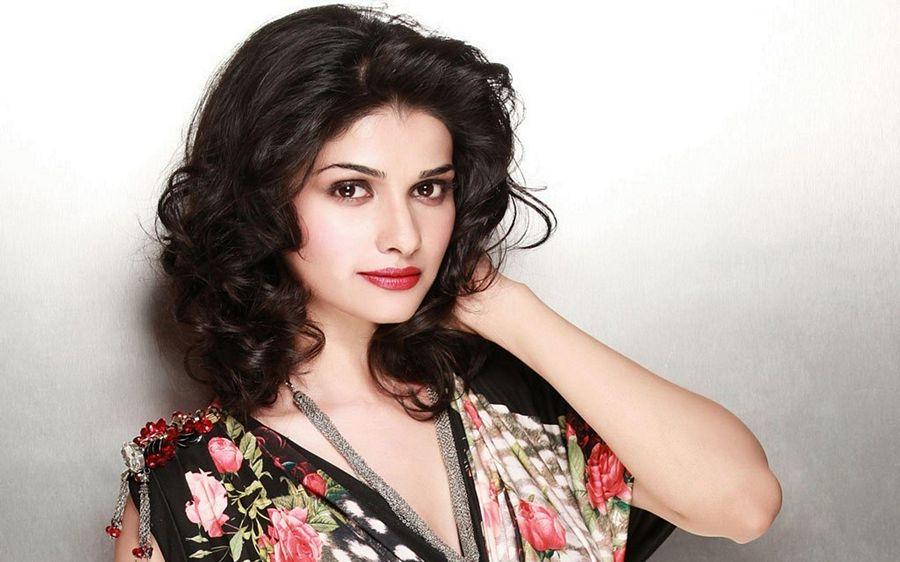 Prachi Desai Hot Images & Unseen Bikini Pictures