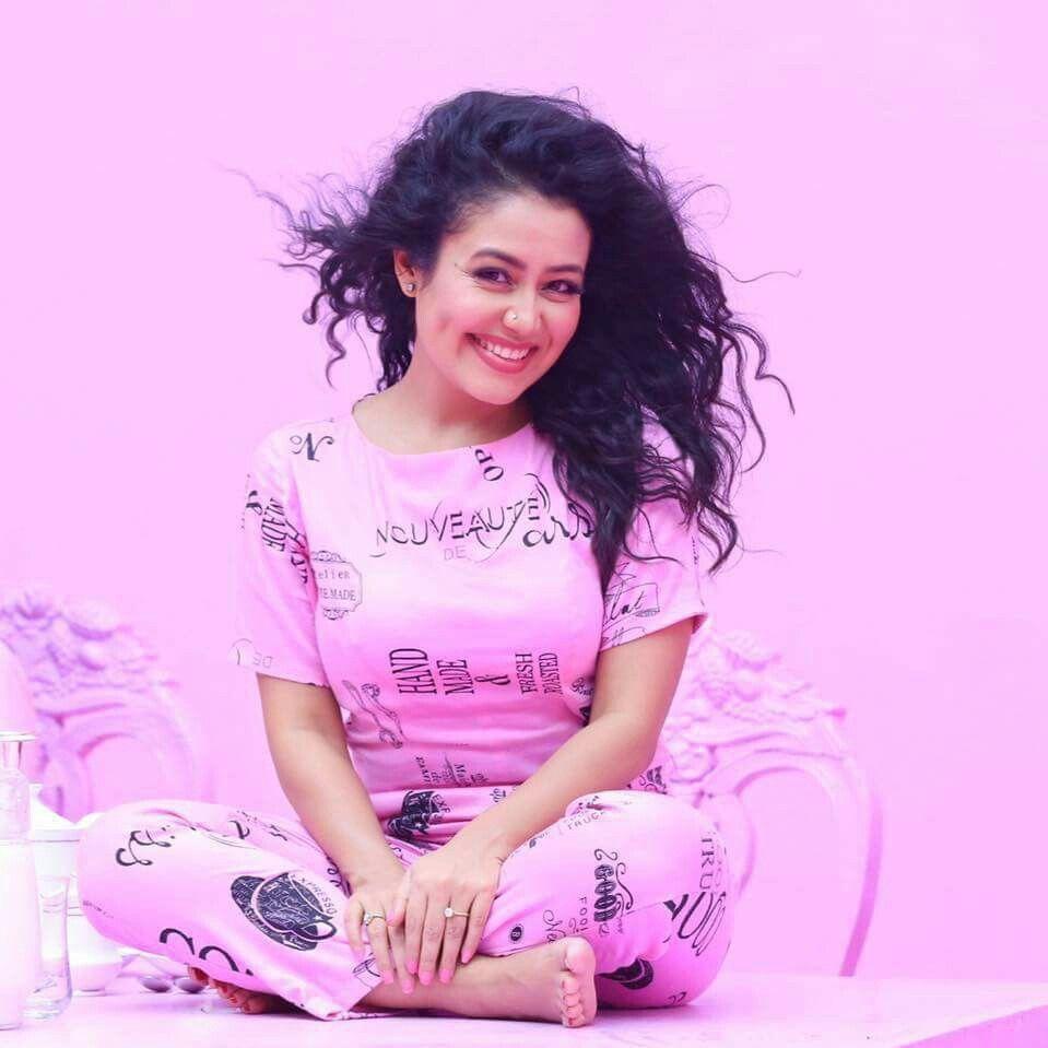 Pretty Cute Smiling Pics & Images Of Neha Kakkar