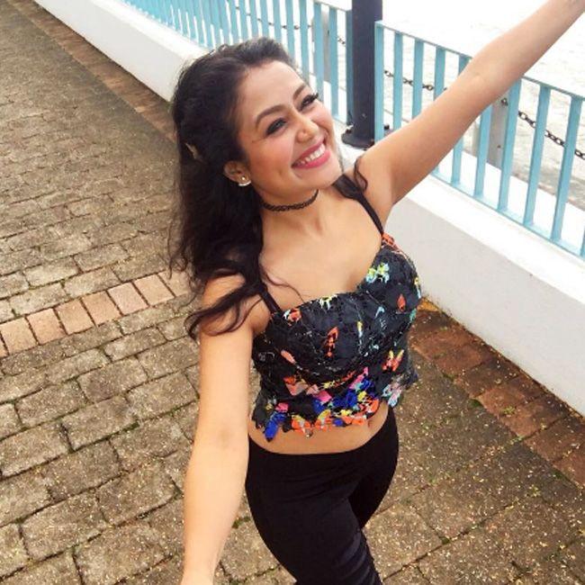 Pretty Cute Smiling Pics & Images Of Neha Kakkar