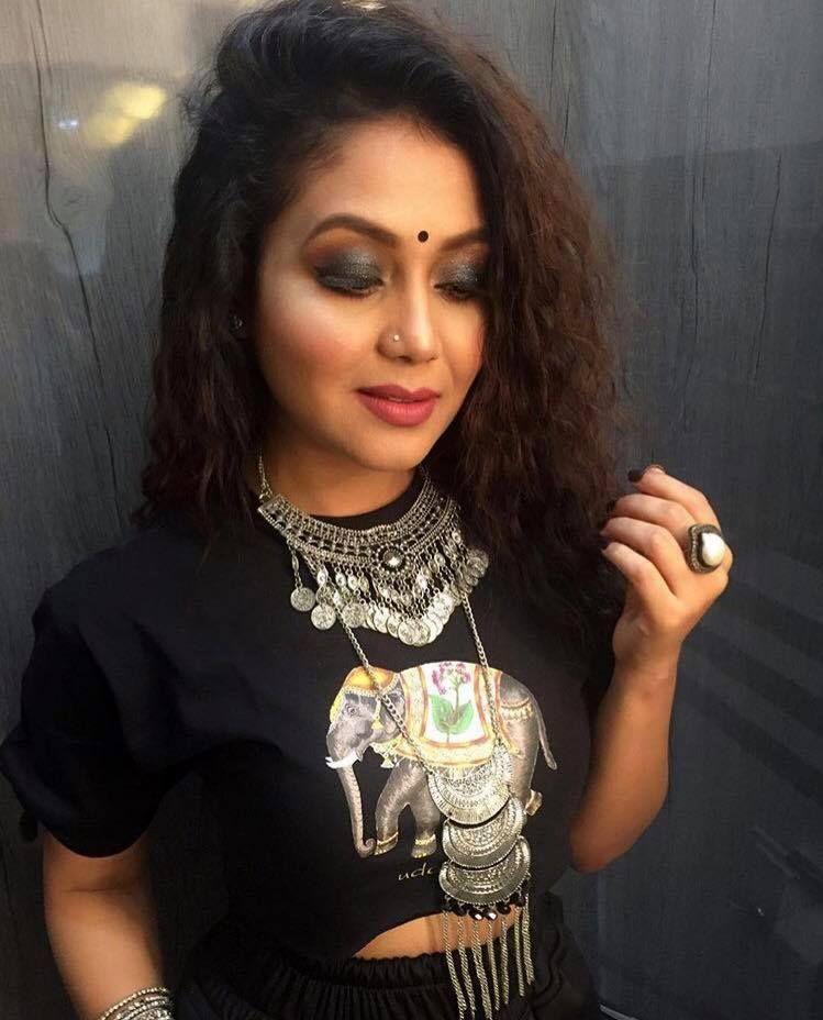 Pretty Cute Smiling Pics & Images Of Neha Kakkar